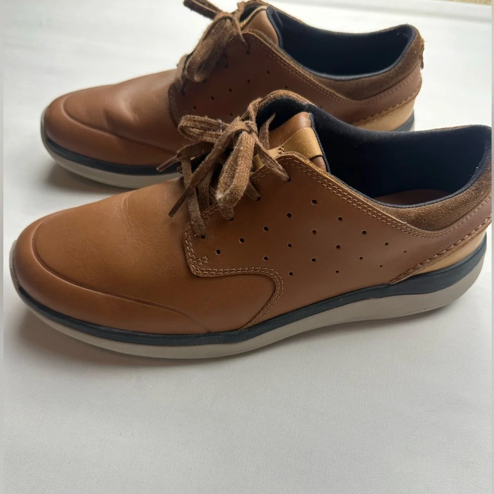 Clark’s Brown Leather Men's Shoes with laces. Minimal wear. Size 9.5